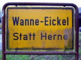 Ortseingangsschild an der Autobahn 42 Abfahrt Herne-Eickel (früher: Wanne-Eickel) 1975 bis 2006 | Foto: Achim Hohlfeld.