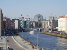 Berliner Reichstagsgebäude - aus der Ferne über die Spree gesehen