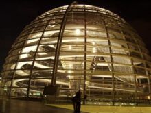 Berliner Reichstagsgebäude - die Kuppel bei Nacht von der Dachterrasse aus gesehen