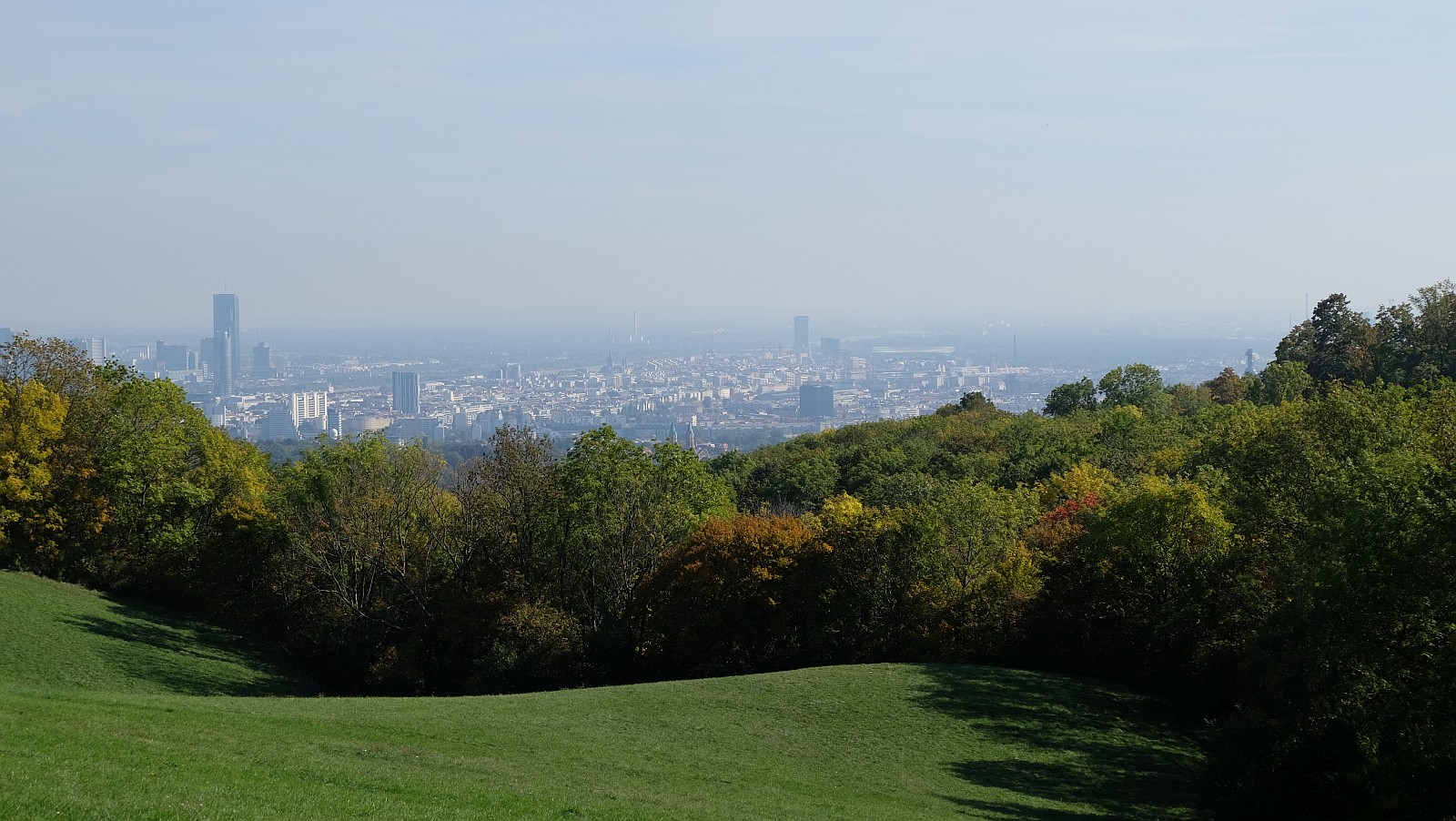 Wien · Blick auf die Stadt vom Himmelweg beim Cobenzl · Oktober 2022
