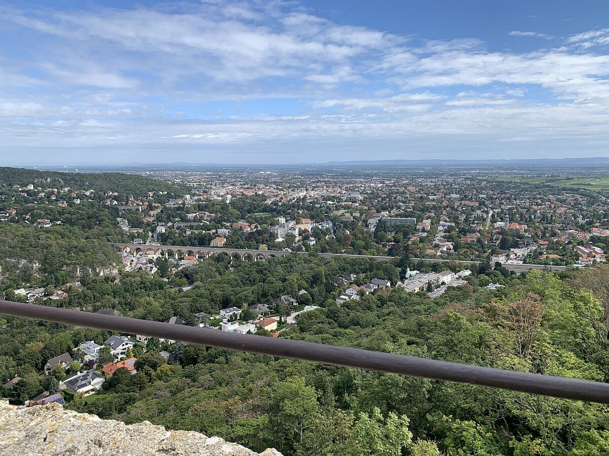Blick auf Baden bei Wien vom Turm der Burg(ruine) Rauheneck