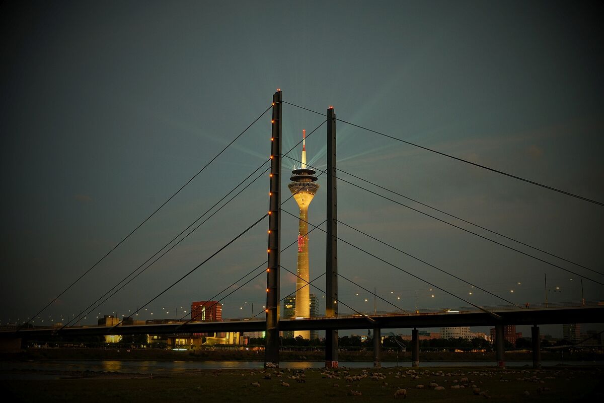 Rheinturm und Rheinkniebrücke am Abend des 19. Juni 2020
