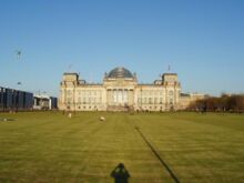 Berliner Reichstagsgebäude und Platz der Republik mit Schattenriss des Fotografen