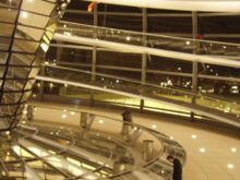 Berliner Reichstagsgebäude - in der Glaskuppel am Abend