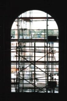 Blick durch ein offenes Fensterportal auf der Baustelle des Berliner Reichstagsgebäudes