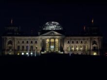Das Berliner Reichstagsgebäude bei Nacht