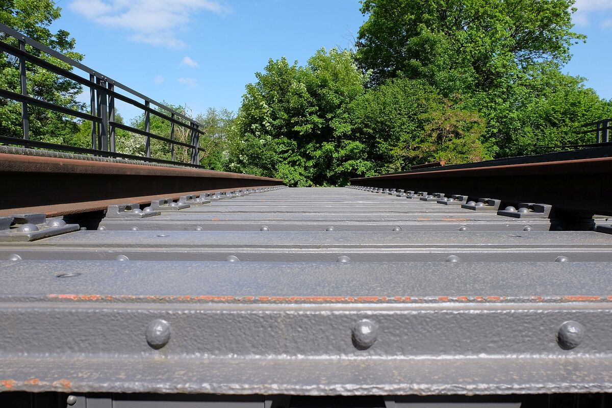 Blick auf den Fahrweg der Müngstener Brücke aus der Froschperspektive am Bahnhof Solingen-Schaberg im Mai 2023