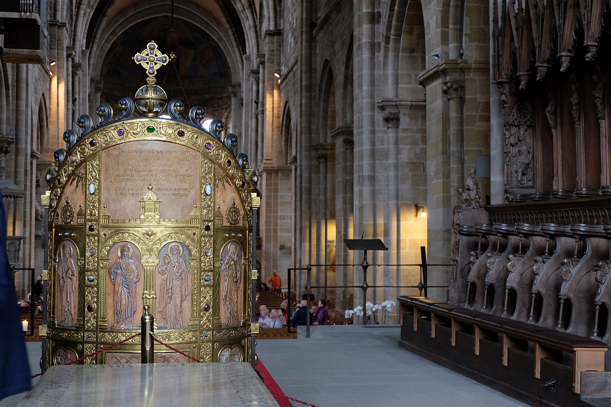 Bamberger Dom · Bischofsstuhl am Papstgrab