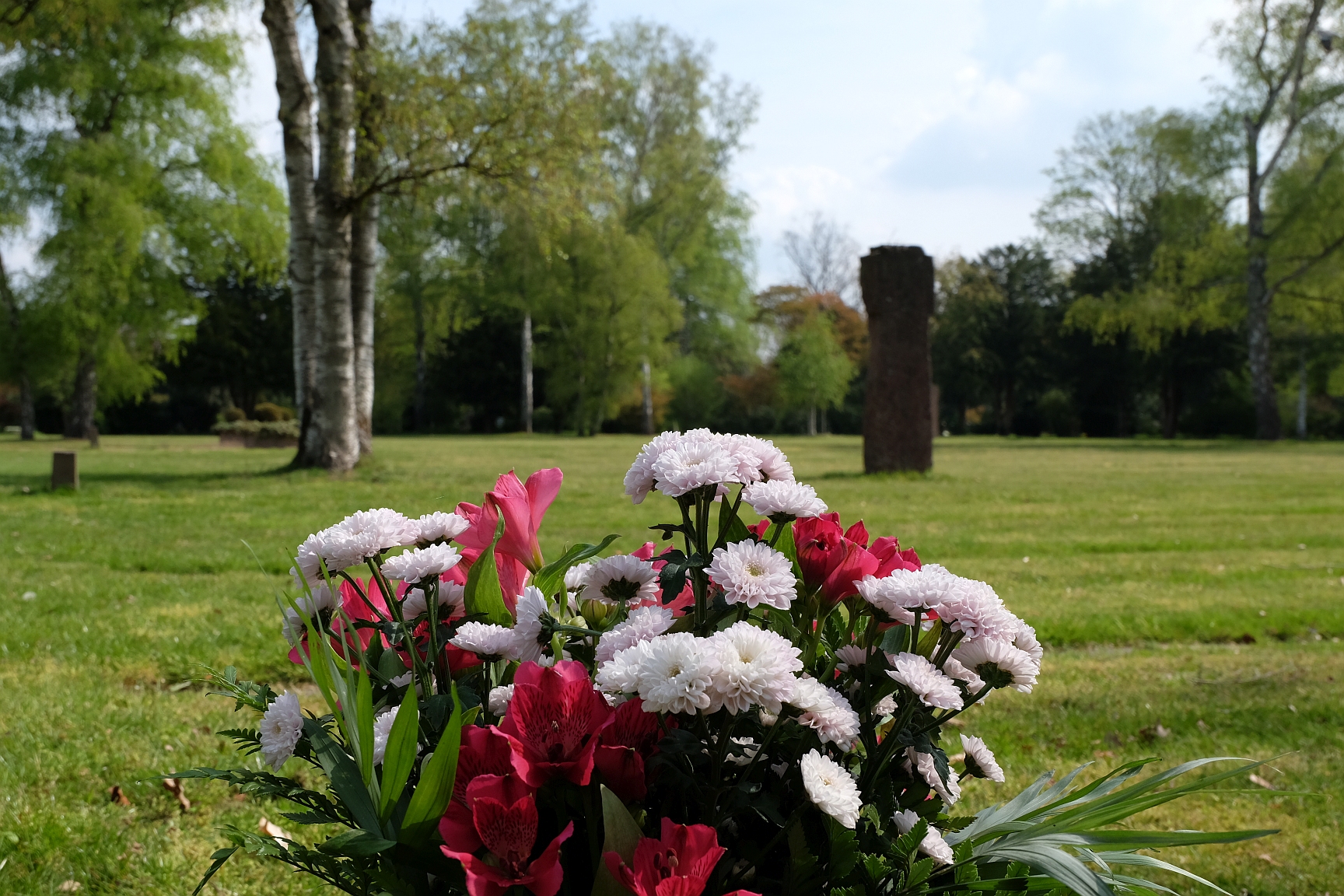 Düsseldorf · Nordfriedhof · 1. Mai 2021 - Blumengesteck bei den Kriegsgräbern