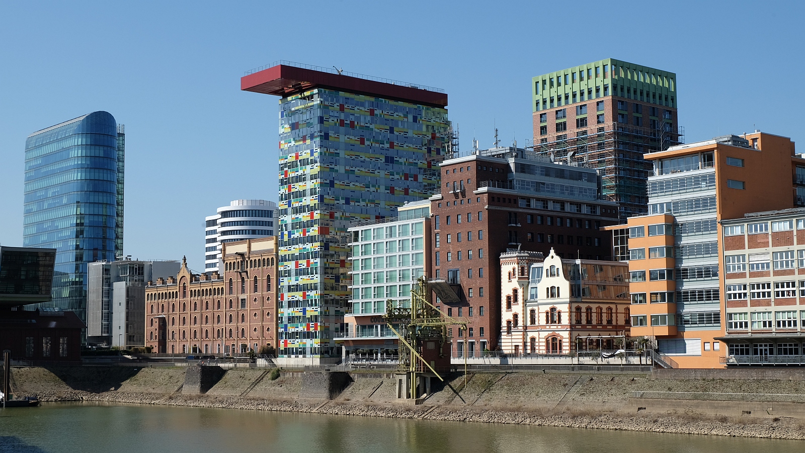 Düsseldorf · Hausfassaden im Medienhafen (April 2020)