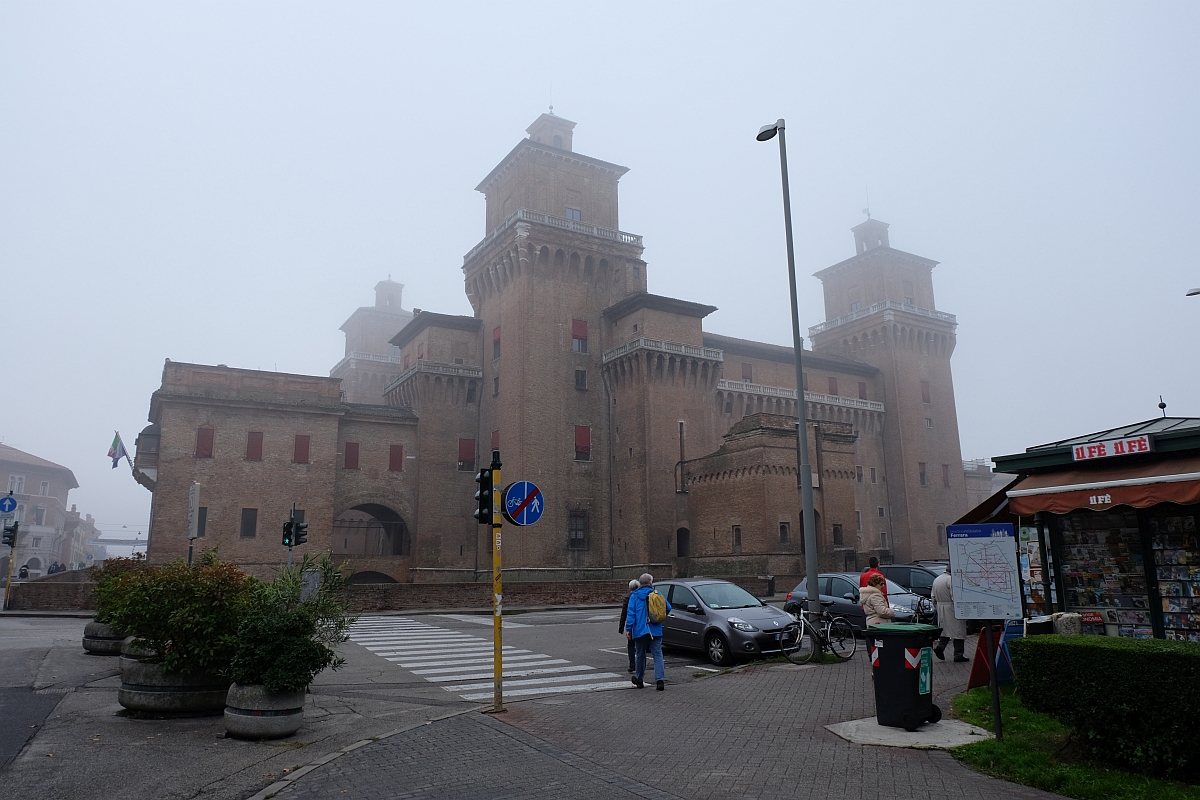Ferrara · Castello Estense im Nebel