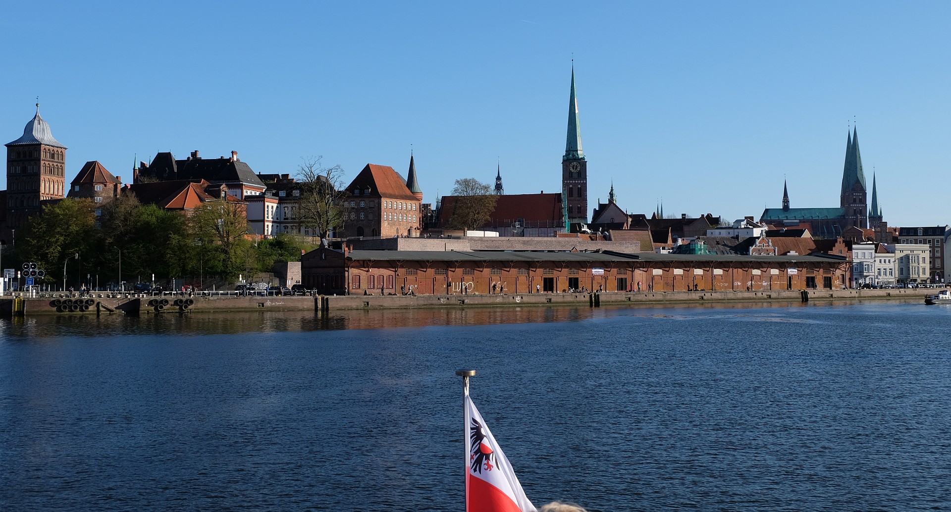 Hansestadt Lübeck · Stadtpanorama vom Wasser aus · April 2023