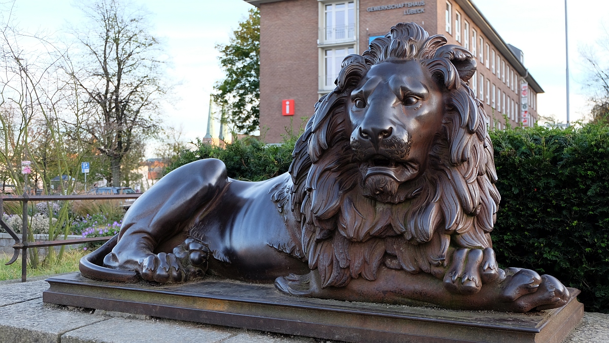 Lübeck - Löwenskulptur beim Holstentor (rechts)