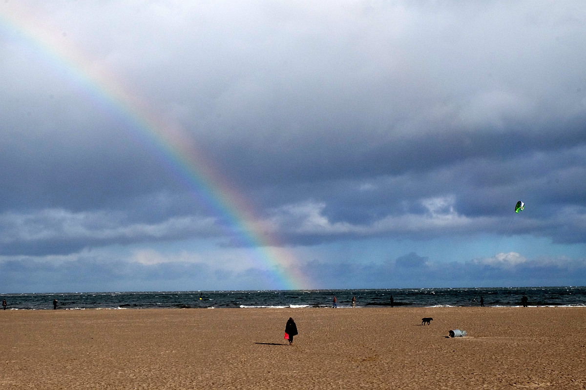 Travemünde Strandszene mit Regenbogen · 29. Oktober 2017
