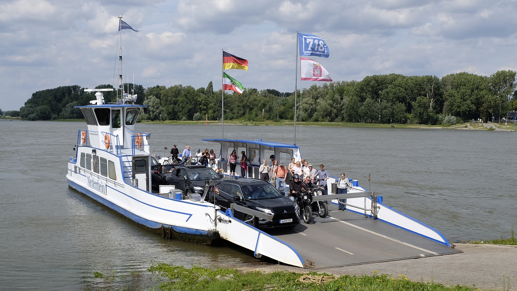 Niederrheinfähre Zons–Urdenbach bei Rheinstromkilometer 718