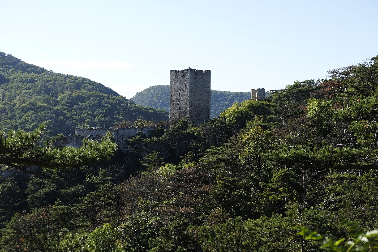 Baden (bei Wien) · Blick zur Burgruine Rauhenstein · Sept. 2025