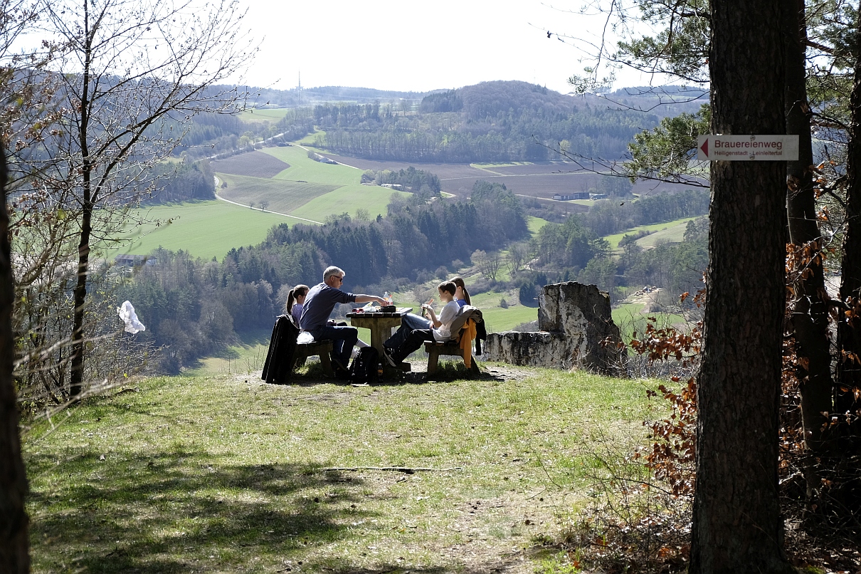 Heiligenstadt/Oberfranken · Brotzeit beim Kreuzstein oberhalb des Leinleitertals
