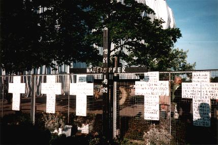 Reichstag · Juli 1995 · Gedenkstelle der Mauertoten, Nordostseite