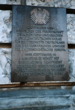 Reichstag · September 2001 · “10. September 1989 / Ein Zeichen der Freundschaft / zwischen dem ungarischen / und dem deutschen Volke / für ein vereinigtes Deutschland / für ein unabhängiges Ungarn / für ein demokratisches Europa”