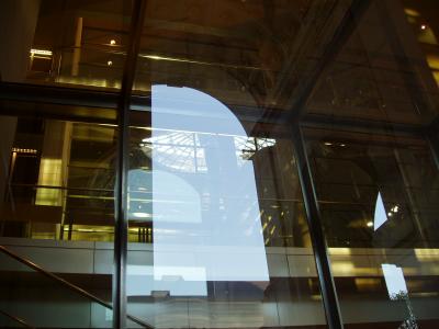 Reichstag · April 2004 · Blick durchs Ostportal in den Plenarsaal, zur Kuppel und – durch die Spiegelung – zur gegenüberliegenden Parlamentarischen Gesellschaft