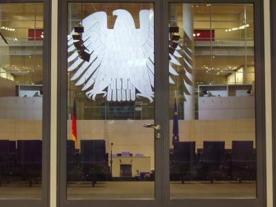 Reichstag · April 2004 · Blick in den beleuchteten Plenarsaal vom Besuchereingang im Westportal