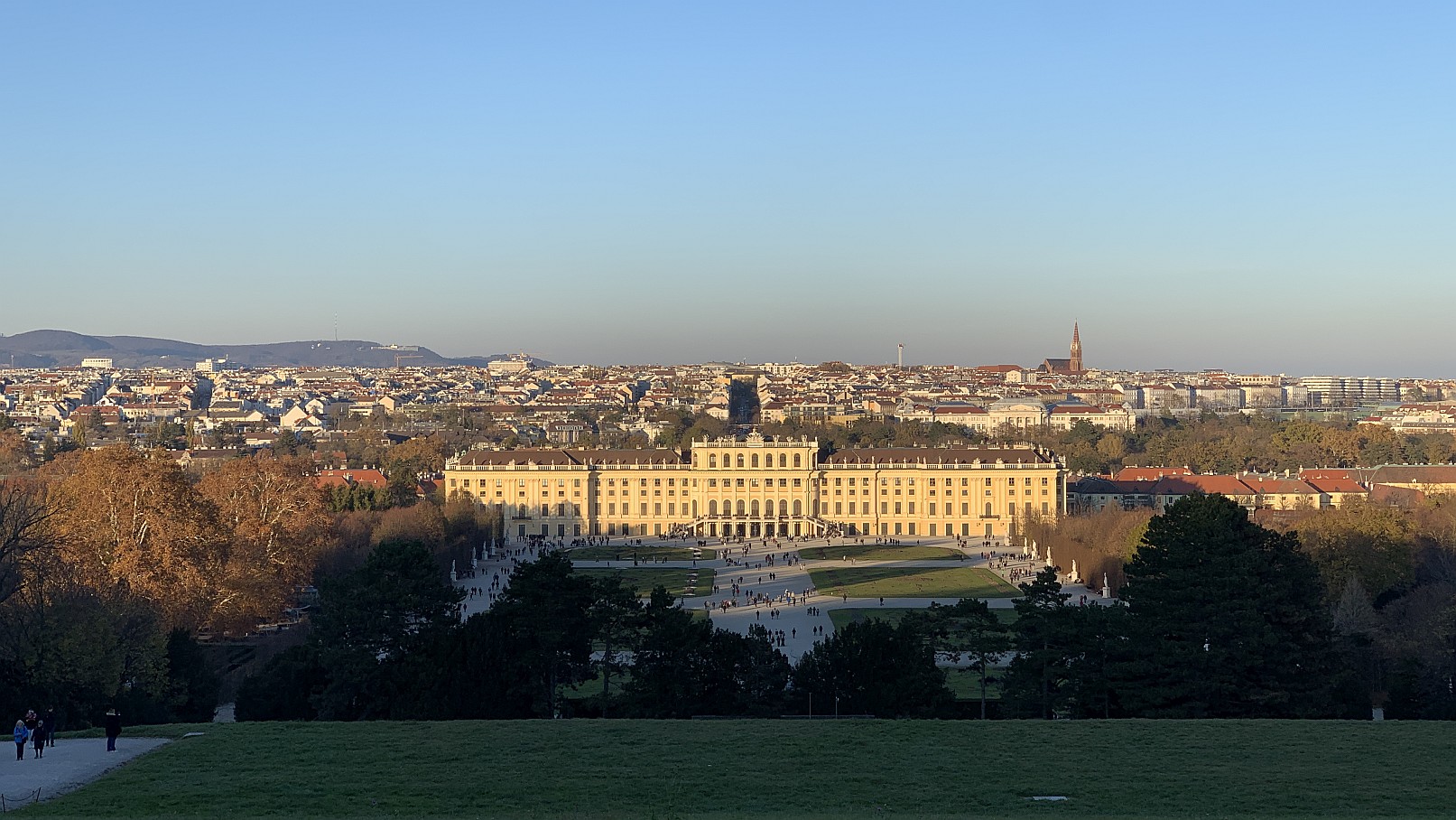Blick auf Wien im Schlosspark Schönbrunn im späten Tageslicht am 16.11.2024