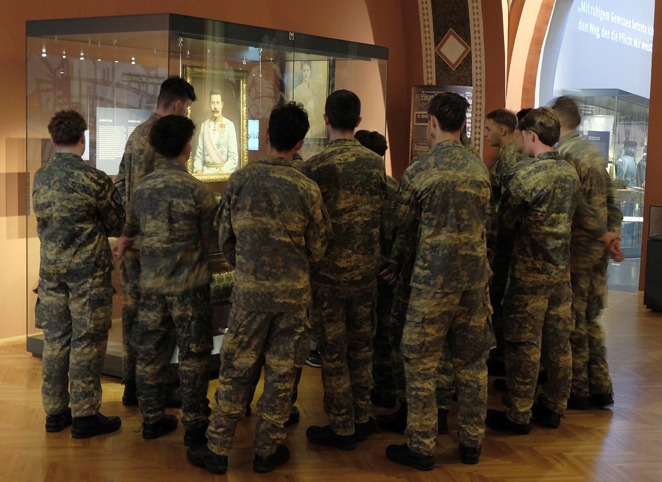 Heeresgeschichtliches Museum · Besuchergruppe und Kaiser Franz Joseph I. am 10.9.2026