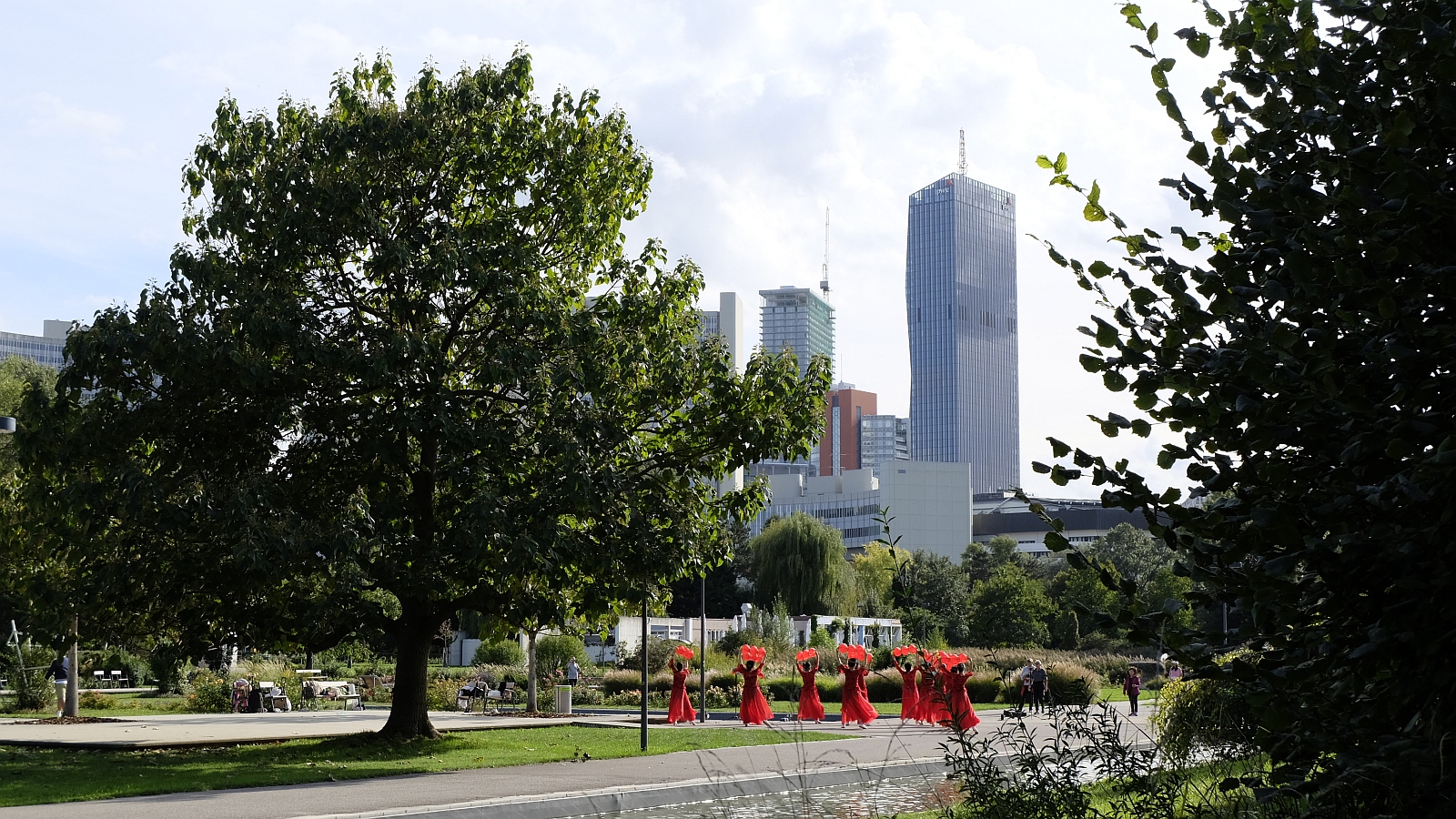Wien · Donaupark mit koreanischer Kultur und internationaler Architektur